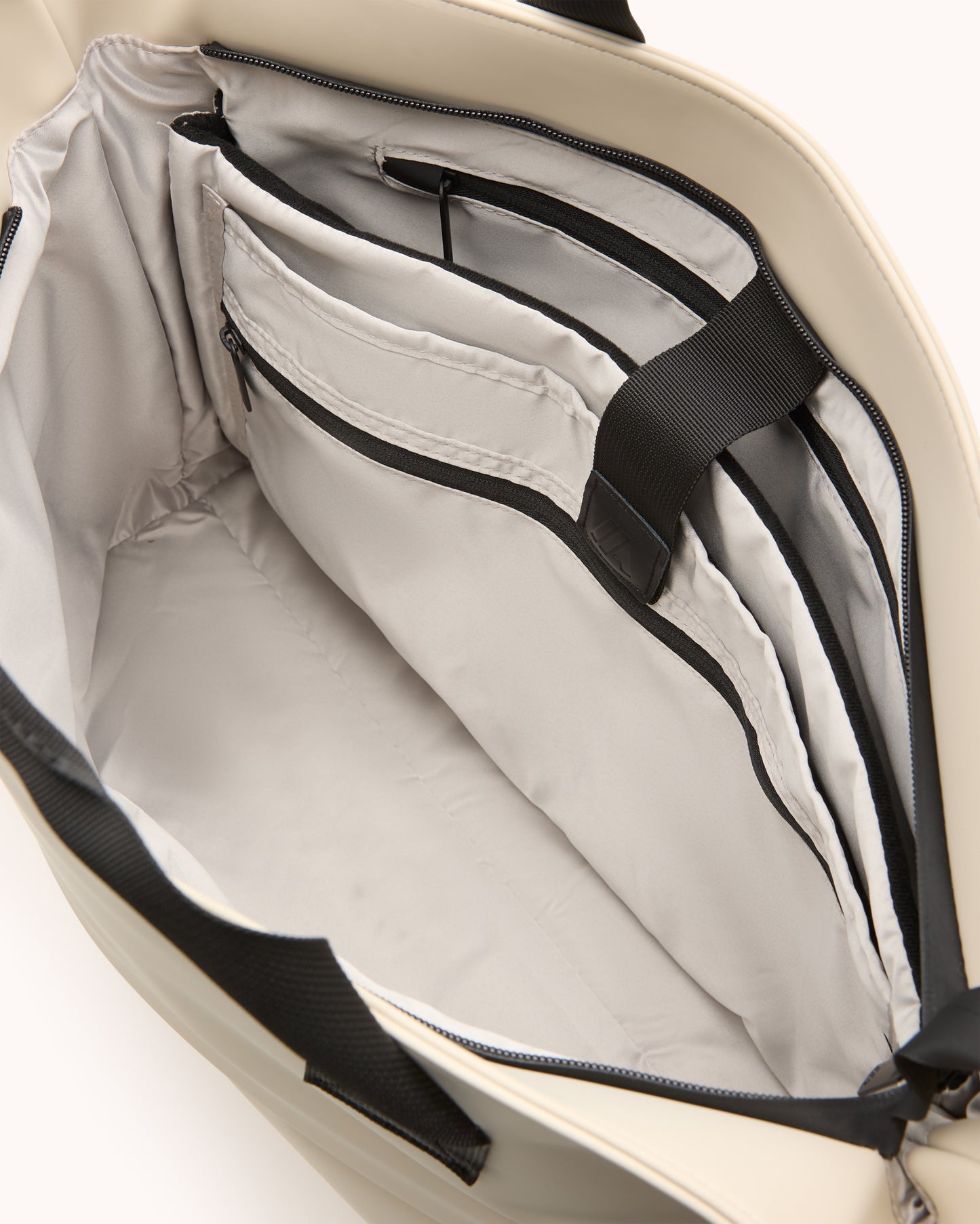 SAC DE VOYAGE (Sous le siège)