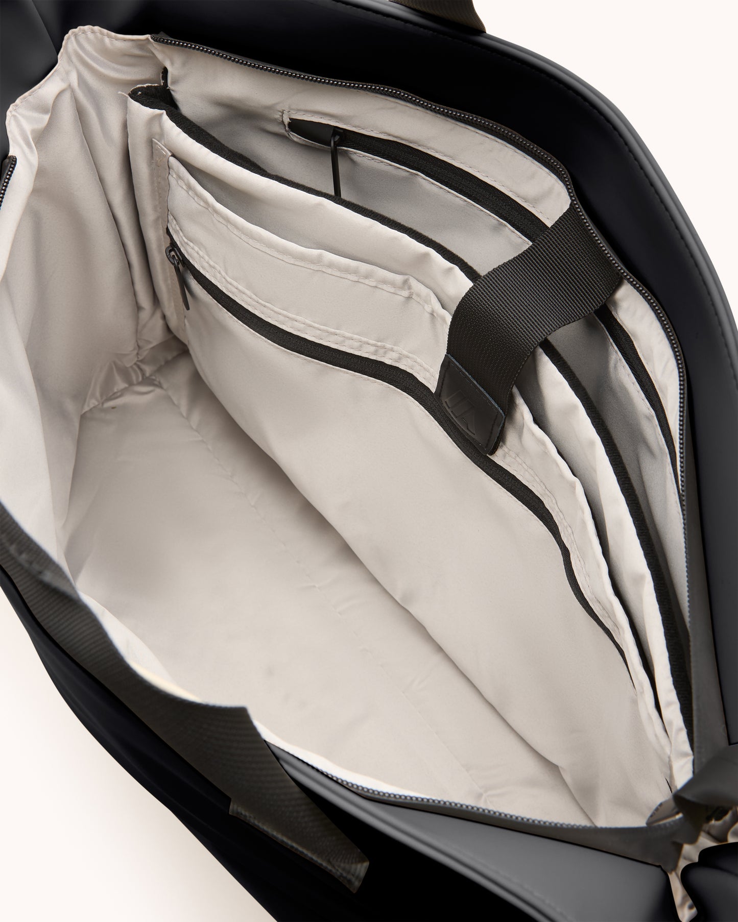 Sac de voyage (sous le siège)